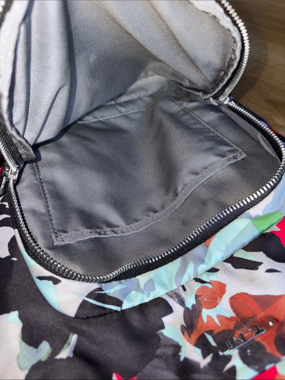 Preowned Tumi sling/backpack - Picture 5 of 9